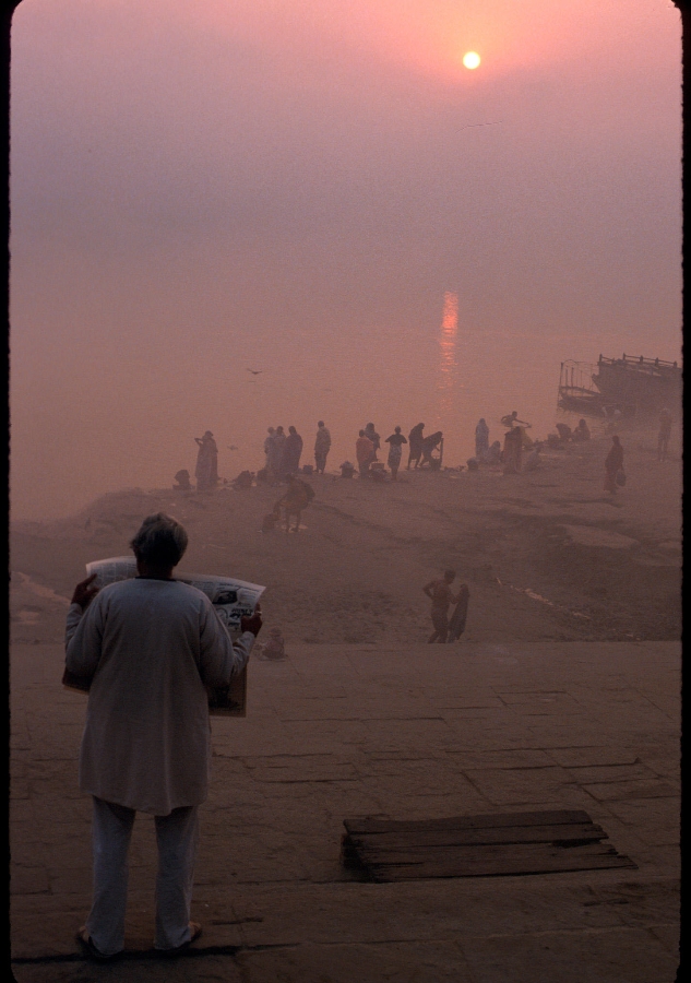 India Varanasi Assi Ghat Man Newspaper Sunrise 88IN3 35